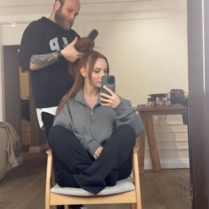 Başak Gümülcinelioğlu Instagram - Hayatımın en zor, en yoğun, duyguların en yüksek hallerini hissettiğim, aynı zamanda en farkındalık dolu, en güzel haftasıydı ama hepsi bir arada olunca yorulabiliyor da insan, o yüzden aslında hiç kolay geçmedi bu hafta. 
Bu hafta 32 yıllık benliğimi, kendimi en iyi anladığım ve tanımaya başladığım, hayatımın en önemli haftası olarak tarihe geçti. Her şeyin sonunda ilk fotoğraftaki gibi bir “oh!” çektiğim, kendimi olduğum gibi sevmeme yardım eden bu haftaya selam olsun. Bir de #dump olsun. Son video da hayatta hep çabalamayı ve ilerlemeyi seçen herkese bir selam olsun. 🫶🏻🤍