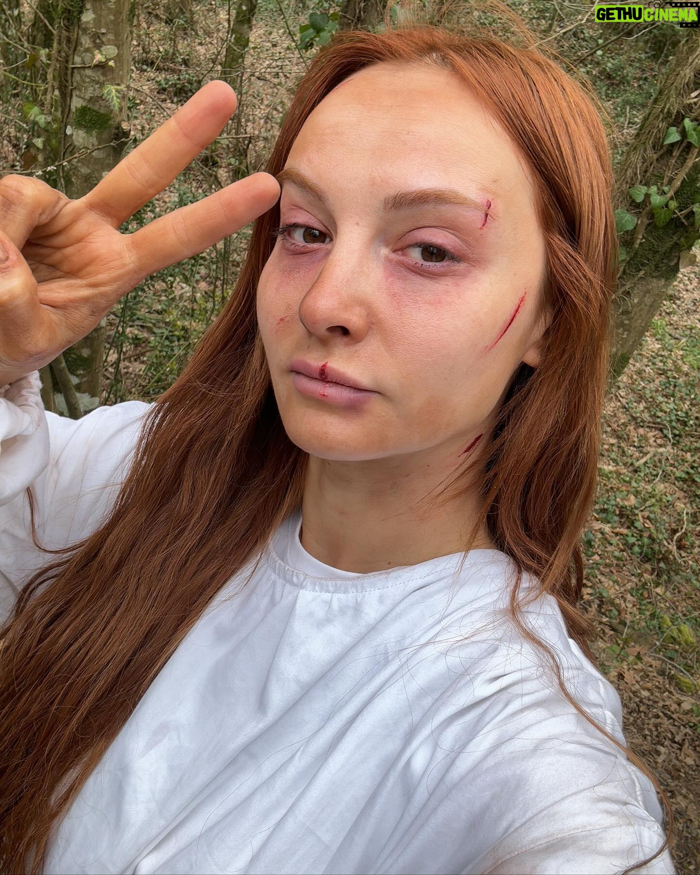 Başak Gümülcinelioğlu Instagram - JALE IS BACK 🔥 Hep çerçevede kalacağını düşünmemiştiniz inşallah 🥹 Ah Jale’m hüzünlü kekim, sana neler oldu böyle adlı @kulmasalitrt 3. Bölüm #dump çalışmamdır. Çok korkunç olmasın diye yeni afişimizi kapak yaptım ama kaydırarak bu haftanın özetini görebilirsiniz 🥲İnşallah çok spoiler vermemişimdir, zira saat 20’de @trt1 deyiz! Hadi ekran başına, bölüm sonunda lütfen burada buluşalım 🙏🏻 #KülMasalı hashtagi ile de yorumlar yaparsanız keyifle okuruz tadından yenmez 😌