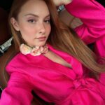 Başak Gümülcinelioğlu Instagram - Aşırı pembe biri, hayal dünyası, saz arkadaşları ve dünyanın en pembe postu 🌸 Kaydırınca bir şeyi çok sevdiğimde dönüştüğüm Japon animenin sesini duyuyoruzahshjajaj İyi pazarlar, gününüz mis gibi geçsin dostlarım 🪬