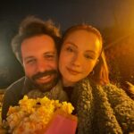 Başak Gümülcinelioğlu Instagram – Hayatımın en zor, en yoğun, duyguların en yüksek hallerini hissettiğim, aynı zamanda en farkındalık dolu, en güzel haftasıydı ama hepsi bir arada olunca yorulabiliyor da insan, o yüzden aslında hiç kolay geçmedi bu hafta. 
Bu hafta 32 yıllık benliğimi, kendimi en iyi anladığım ve tanımaya başladığım, hayatımın en önemli haftası olarak tarihe geçti. Her şeyin sonunda ilk fotoğraftaki gibi bir “oh!” çektiğim, kendimi olduğum gibi sevmeme yardım eden bu haftaya selam olsun. Bir de #dump olsun. Son video da hayatta hep çabalamayı ve ilerlemeyi seçen herkese bir selam olsun. 🫶🏻🤍