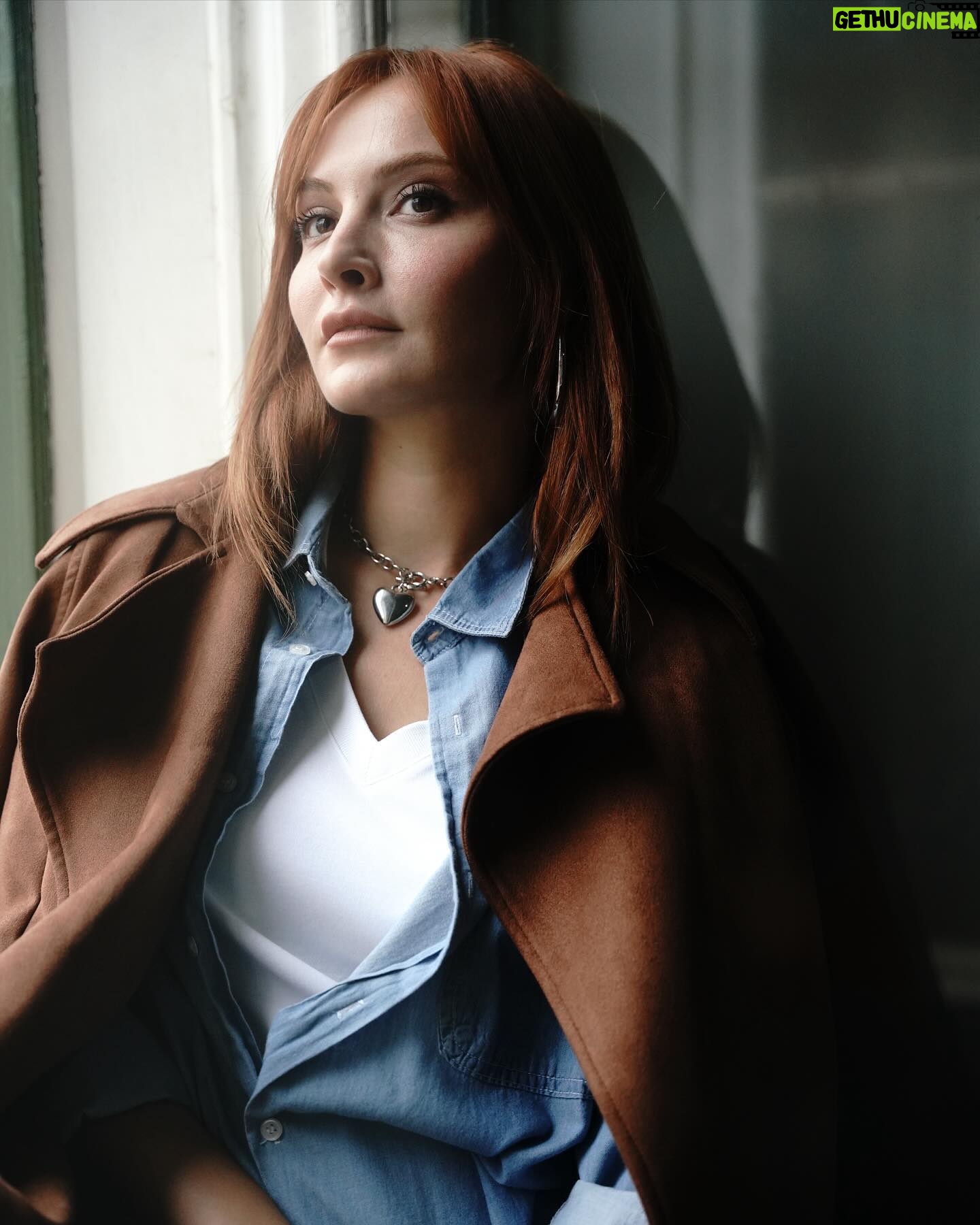 Başak Gümülcinelioğlu Instagram - Bugün #BirDerdimVar ın 4. Bölümü yayınlanıyor. Bu fotoğrafları dizimizi anlatmak için verdiğim röportajım için @cepliadam çekti. Öyle severek, inanarak, emek ederek çektiğimiz bir iş ki. İster 6 bölüm ister 60 bölüm sürsün. Her anından cebinize ve gönlünüze koyacağınız dersler çıkar, şifa bulursunuz… Her zaman arkasındayım, her zaman da olacağım. ♥️ @birderdimvardizi