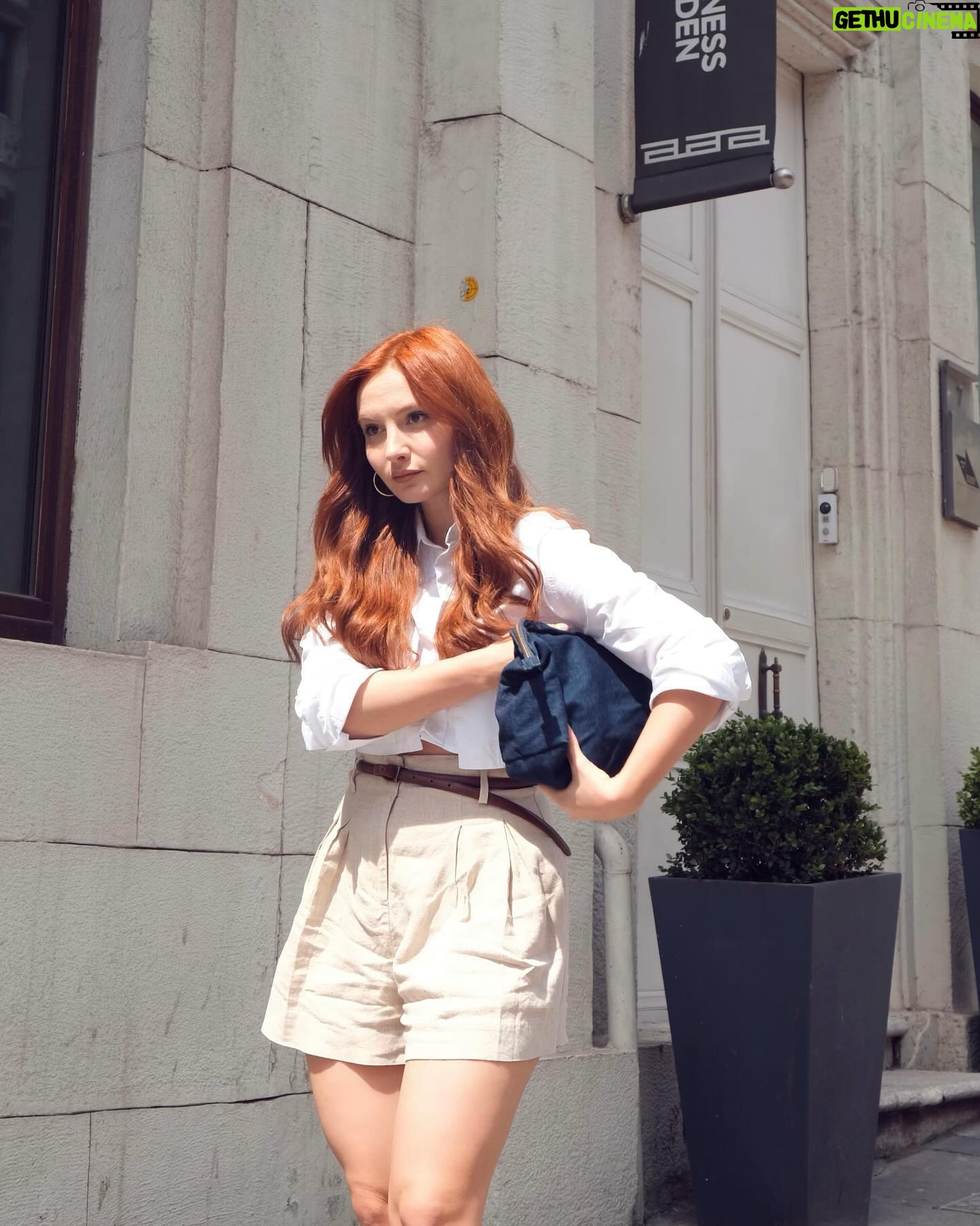 Başak Gümülcinelioğlu Instagram - Tahtakale’nin ‘Taht el kala’ yani kalenin altı , Leb-i derya’ nın denizin dudağı , Akaret in de Akar , yani kiralık mülk demek olduğunu; Akaret dendiğinde zaten kiralık mülkler dendiğini ve o sondaki -ler takısının son yıllarda başımıza gelen birçok şey gibi fazla olduğunu öğrendiğim, en çok da merak etmenin ve dikkat etmenin önemini tekrar tekrar sevgiyle bize anlatan @haldunhurel hocam ile geçirdiğim hediye birkaç saatin ardından, yetenekli arkadaşım Ünal’ın bana hediyesi olan fotoğraflarım 🧡 Anlamı olan, içi dopdolu hikayeleri seviyorum, çünkü onlar 75. Yaşlarında da parıl parıl parlıyorlar 🥂 İnşallah ben de onlardan biri olurum… @unalavcii gözünden , @niranhurel sayesinde 🤍