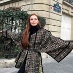 Başak Gümülcinelioğlu Instagram - Paris , tadın damağımda kaldı ah Paris. 🥹 Şubat ayında Paris’te 7 kat giymeden hayatta kalamayan bana, üşümeden şık olabilme şoku. @dorukkakiz sen canımsın. Panço bana muhteşem dokunuştu🍸 Panço • @haleia #reklam