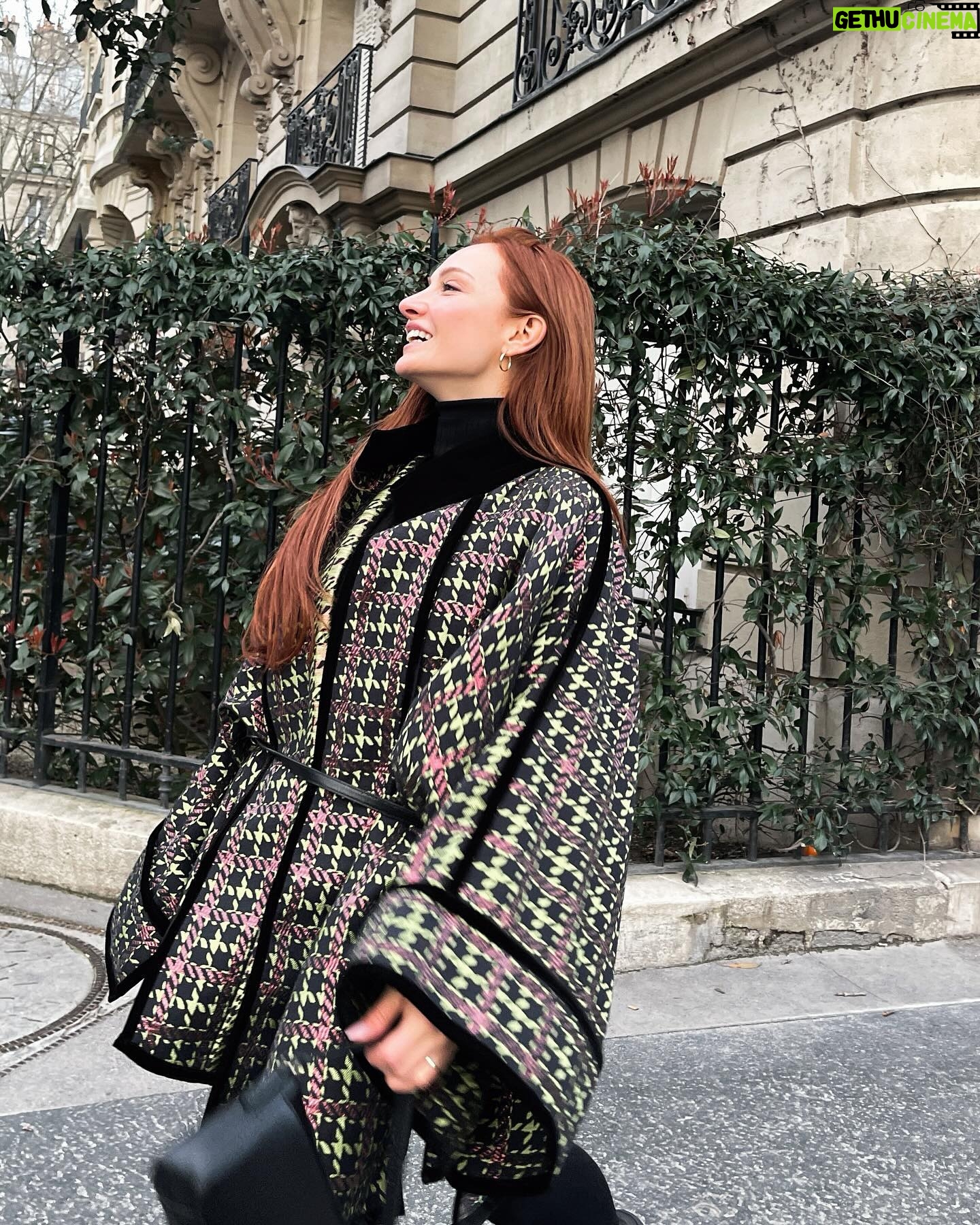 Başak Gümülcinelioğlu Instagram - Paris , tadın damağımda kaldı ah Paris. 🥹 Şubat ayında Paris’te 7 kat giymeden hayatta kalamayan bana, üşümeden şık olabilme şoku. @dorukkakiz sen canımsın. Panço bana muhteşem dokunuştu🍸 Panço • @haleia #reklam