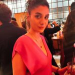 Başak Gümülcinelioğlu Instagram - Aşırı pembe biri, hayal dünyası, saz arkadaşları ve dünyanın en pembe postu 🌸 Kaydırınca bir şeyi çok sevdiğimde dönüştüğüm Japon animenin sesini duyuyoruzahshjajaj İyi pazarlar, gününüz mis gibi geçsin dostlarım 🪬