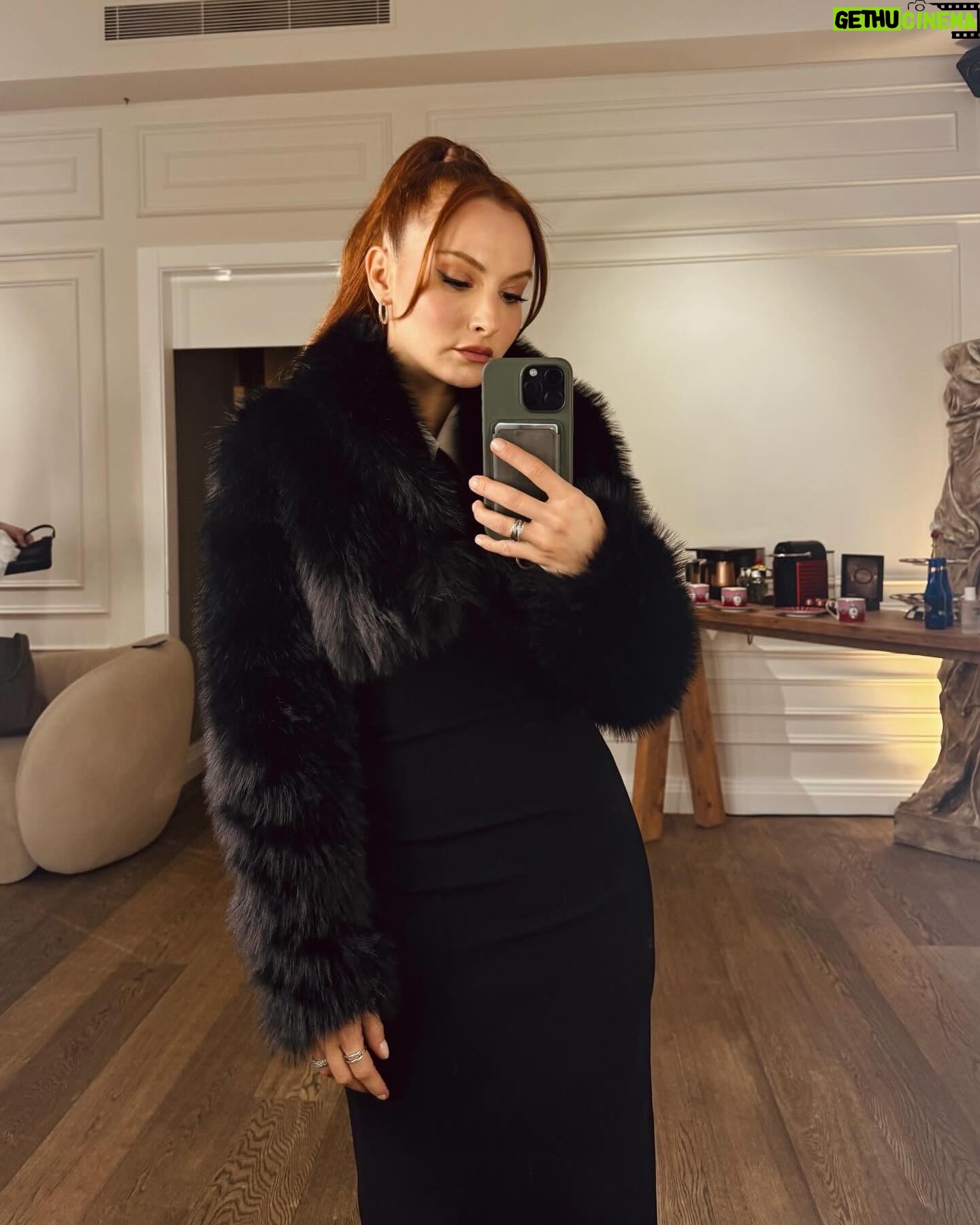 Başak Gümülcinelioğlu Instagram - Hayatımın en zor, en yoğun, duyguların en yüksek hallerini hissettiğim, aynı zamanda en farkındalık dolu, en güzel haftasıydı ama hepsi bir arada olunca yorulabiliyor da insan, o yüzden aslında hiç kolay geçmedi bu hafta. Bu hafta 32 yıllık benliğimi, kendimi en iyi anladığım ve tanımaya başladığım, hayatımın en önemli haftası olarak tarihe geçti. Her şeyin sonunda ilk fotoğraftaki gibi bir “oh!” çektiğim, kendimi olduğum gibi sevmeme yardım eden bu haftaya selam olsun. Bir de #dump olsun. Son video da hayatta hep çabalamayı ve ilerlemeyi seçen herkese bir selam olsun. 🫶🏻🤍