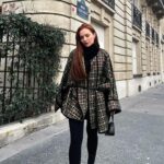 Başak Gümülcinelioğlu Instagram - Paris , tadın damağımda kaldı ah Paris. 🥹 Şubat ayında Paris’te 7 kat giymeden hayatta kalamayan bana, üşümeden şık olabilme şoku. @dorukkakiz sen canımsın. Panço bana muhteşem dokunuştu🍸 Panço • @haleia #reklam