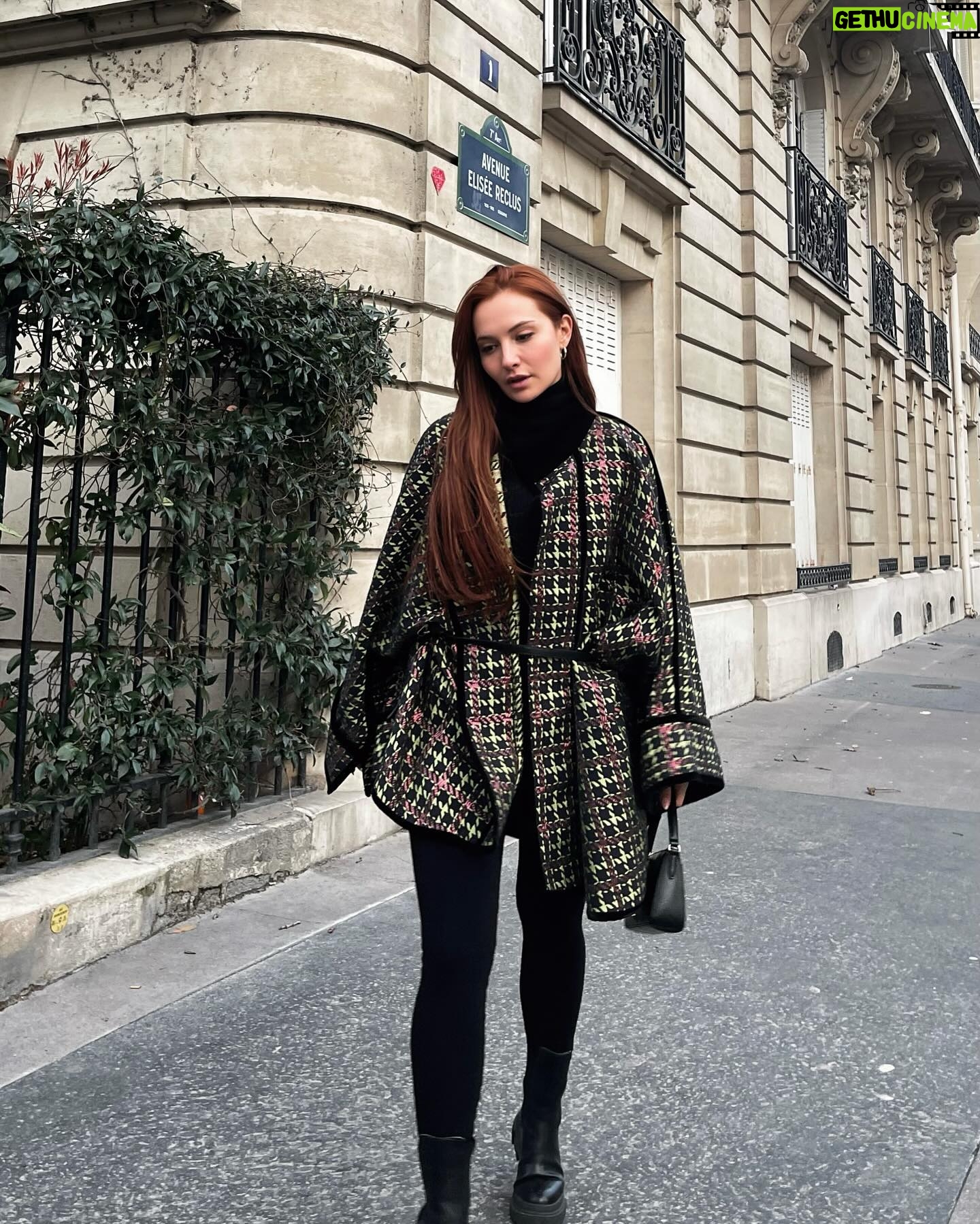 Başak Gümülcinelioğlu Instagram - Paris , tadın damağımda kaldı ah Paris. 🥹 Şubat ayında Paris’te 7 kat giymeden hayatta kalamayan bana, üşümeden şık olabilme şoku. @dorukkakiz sen canımsın. Panço bana muhteşem dokunuştu🍸 Panço • @haleia #reklam