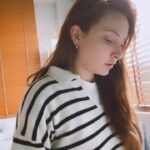Başak Gümülcinelioğlu Instagram – Hayatımın en zor, en yoğun, duyguların en yüksek hallerini hissettiğim, aynı zamanda en farkındalık dolu, en güzel haftasıydı ama hepsi bir arada olunca yorulabiliyor da insan, o yüzden aslında hiç kolay geçmedi bu hafta. 
Bu hafta 32 yıllık benliğimi, kendimi en iyi anladığım ve tanımaya başladığım, hayatımın en önemli haftası olarak tarihe geçti. Her şeyin sonunda ilk fotoğraftaki gibi bir “oh!” çektiğim, kendimi olduğum gibi sevmeme yardım eden bu haftaya selam olsun. Bir de #dump olsun. Son video da hayatta hep çabalamayı ve ilerlemeyi seçen herkese bir selam olsun. 🫶🏻🤍