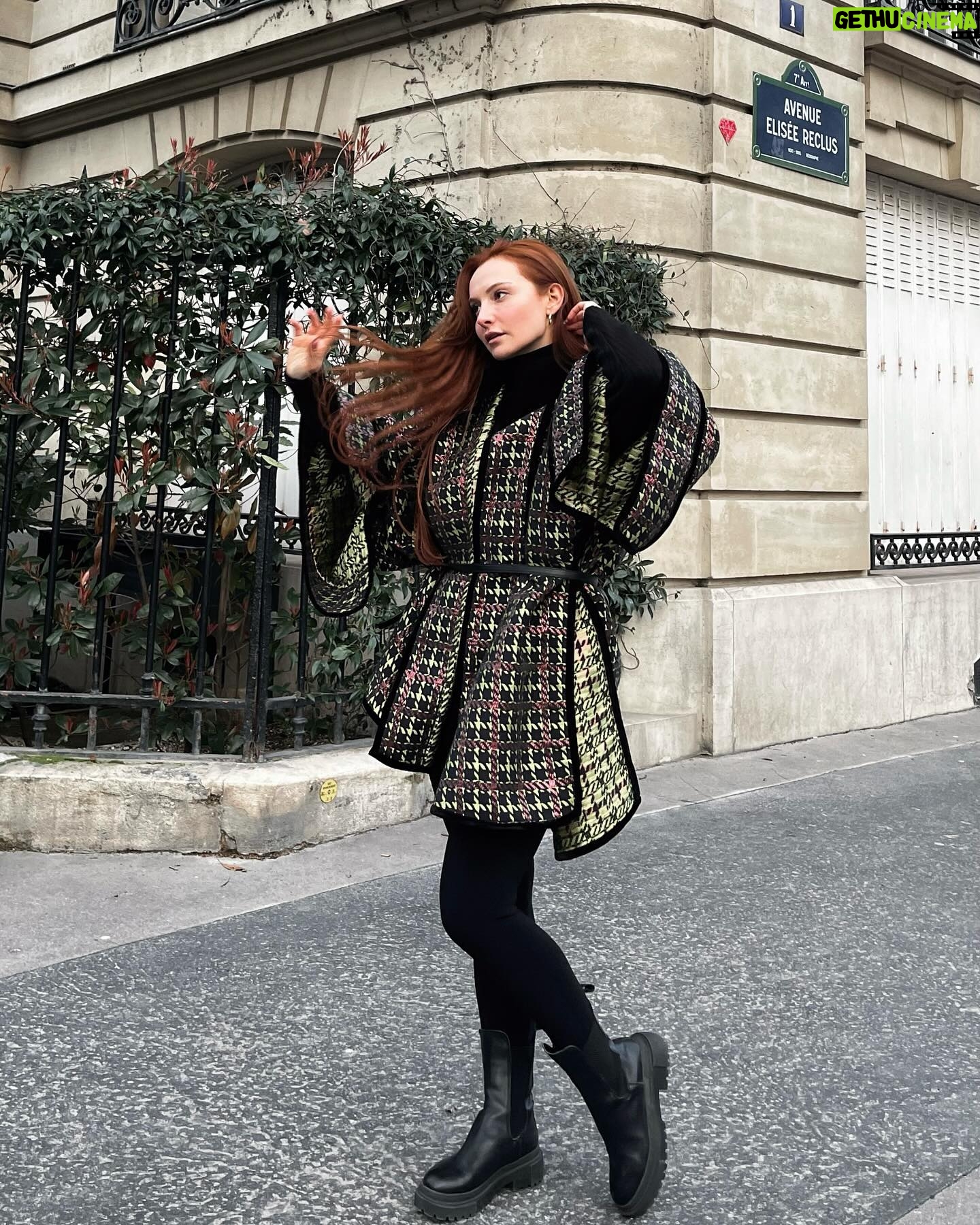 Başak Gümülcinelioğlu Instagram - Paris , tadın damağımda kaldı ah Paris. 🥹 Şubat ayında Paris’te 7 kat giymeden hayatta kalamayan bana, üşümeden şık olabilme şoku. @dorukkakiz sen canımsın. Panço bana muhteşem dokunuştu🍸 Panço • @haleia #reklam
