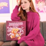 Başak Gümülcinelioğlu Instagram – Yumoş Extra ailesine yeni katılan Yumoş Extra Sakura’yı denedim. ✅ Benim Yumoş’u ne kadar çok sevdiğimi artık hepiniz biliyorsunuzdur diye düşünüyorum. 
İnanılmaz bir kokusu var, miss gibi kiraz çiçekleri kokuyor. 🍒 
Giysilerinizde yeni yıkanmış gibi kalıcı ferahlık ve efsane yumuşaklık arıyorsanız hemen deneyin pişman olmayacaksınız. Aynı kokuya sahip Yumoş Sakura Sprey’i de çalışma odama sıktım, Çağrı ile paylaşamadık, şimdi de salondan başlayıp tüm eve kullandık. Koltuk, halı ve perde gibi yıkanması zor eşyalarda da kalıcı ferahlık sağlıyormuş dostlarım, deneyenlerin bi teşekkürlerini alırım🤍
@yumostr #BambaşkabiFerahlıkYumoşExtraSakuraileGelsin!
#işbirliği