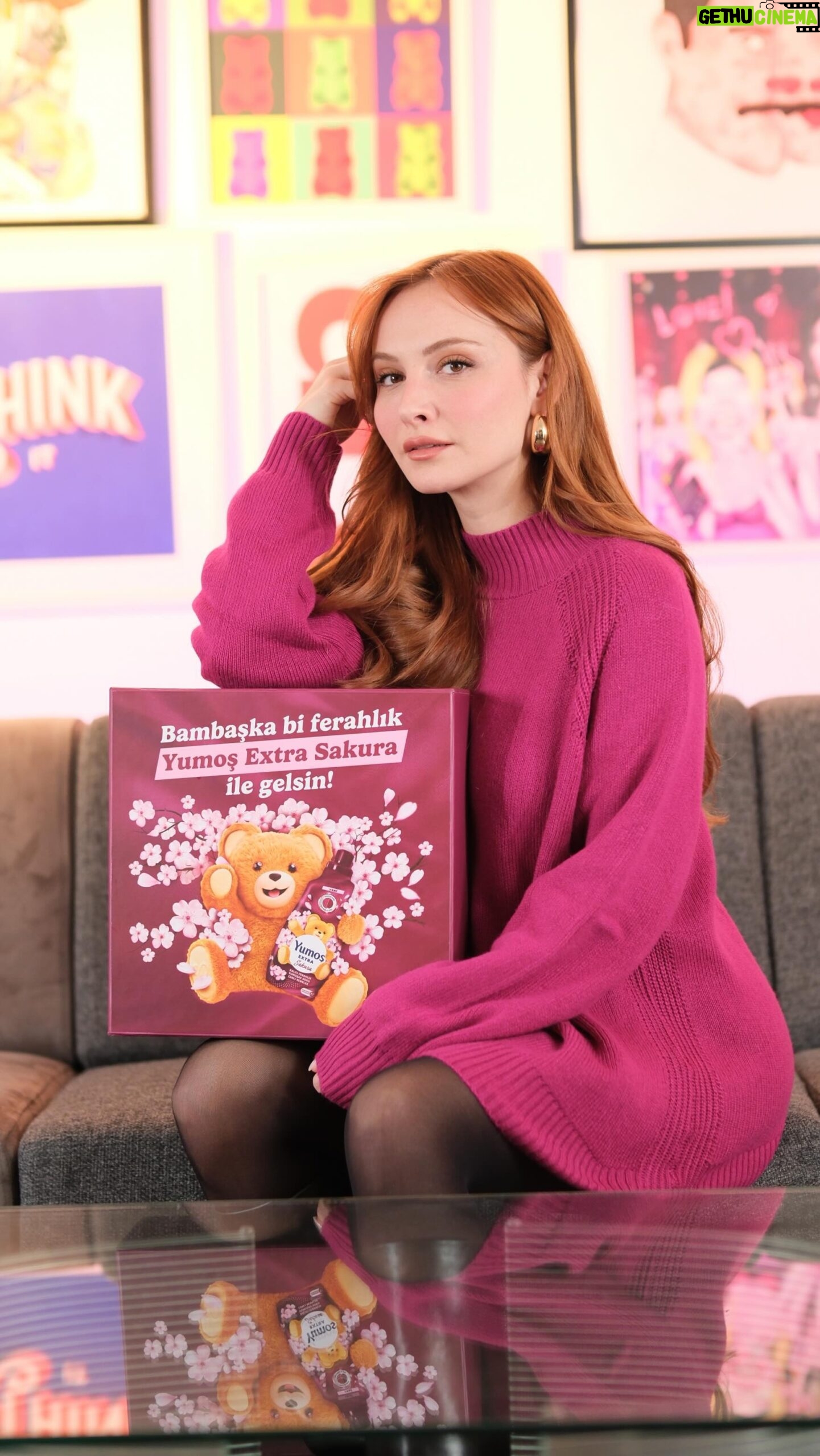 Başak Gümülcinelioğlu Instagram - Yumoş Extra ailesine yeni katılan Yumoş Extra Sakura’yı denedim. ✅ Benim Yumoş’u ne kadar çok sevdiğimi artık hepiniz biliyorsunuzdur diye düşünüyorum. İnanılmaz bir kokusu var, miss gibi kiraz çiçekleri kokuyor. 🍒 Giysilerinizde yeni yıkanmış gibi kalıcı ferahlık ve efsane yumuşaklık arıyorsanız hemen deneyin pişman olmayacaksınız. Aynı kokuya sahip Yumoş Sakura Sprey’i de çalışma odama sıktım, Çağrı ile paylaşamadık, şimdi de salondan başlayıp tüm eve kullandık. Koltuk, halı ve perde gibi yıkanması zor eşyalarda da kalıcı ferahlık sağlıyormuş dostlarım, deneyenlerin bi teşekkürlerini alırım🤍 @yumostr #BambaşkabiFerahlıkYumoşExtraSakuraileGelsin! #işbirliği