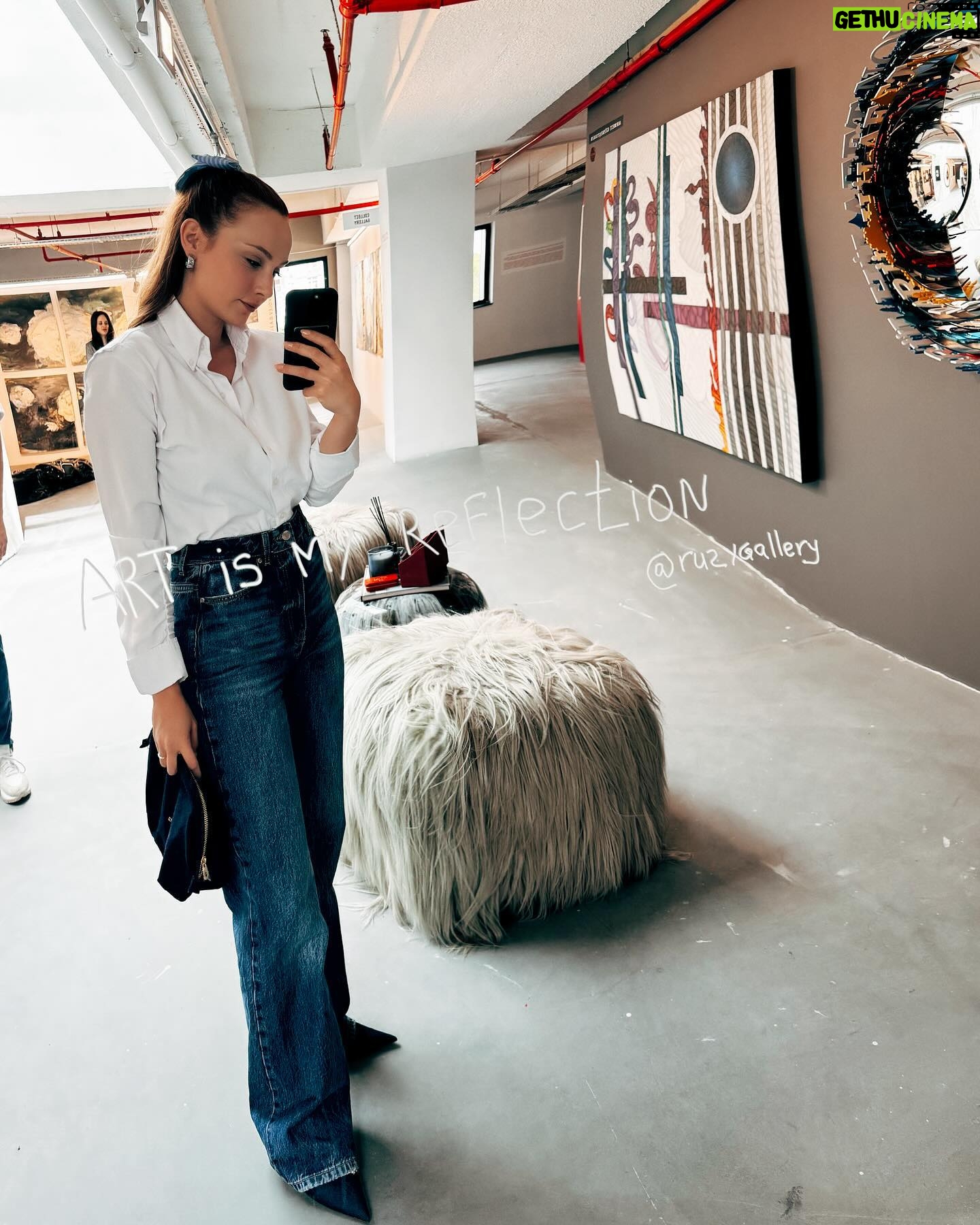 Başak Gümülcinelioğlu Instagram - ART is my REFLECTION 🪬 Biraz da sanat demeyelim mi, dostlarım🥹 Sırasıyla çok sevdiklerim içlerinden seçebildiklerim: @n.ramazancan , @quasimotho , @julidezeynepgunce , @aysekiran.atelier , @ctnkcgri , @ozdilekerkan , @patelrebelo , @zeynepkocanart . Art Weeks 28 ine kadar devam ediyor dostlar. Bu da benden size güzel bir haber 🧡