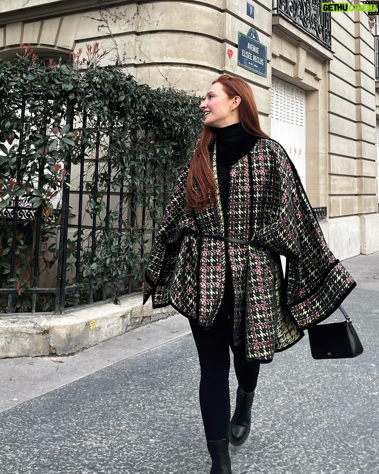 Başak Gümülcinelioğlu Instagram - Paris , tadın damağımda kaldı ah Paris. 🥹 Şubat ayında Paris’te 7 kat giymeden hayatta kalamayan bana, üşümeden şık olabilme şoku. @dorukkakiz sen canımsın. Panço bana muhteşem dokunuştu🍸 Panço • @haleia #reklam