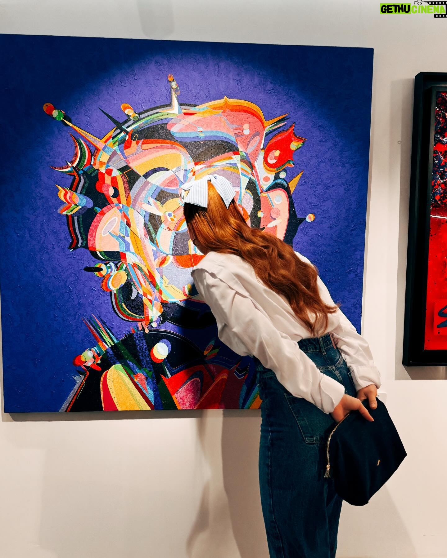 Başak Gümülcinelioğlu Instagram - ART is my REFLECTION 🪬 Biraz da sanat demeyelim mi, dostlarım🥹 Sırasıyla çok sevdiklerim içlerinden seçebildiklerim: @n.ramazancan , @quasimotho , @julidezeynepgunce , @aysekiran.atelier , @ctnkcgri , @ozdilekerkan , @patelrebelo , @zeynepkocanart . Art Weeks 28 ine kadar devam ediyor dostlar. Bu da benden size güzel bir haber 🧡