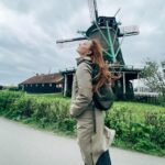 Başak Gümülcinelioğlu Instagram - Yel değirmenleri, rüzgar enerjisi, sürdürülebilir kaynaklar, dünya, yeşil renk, ve sadece yeşil renk, belki biraz siyah, birazcık da beyaz, turistik bir köy , ahşap ayakkabılar, her şeyli pancakeler, Çağrı’nın yemek heyecanı, peynirler peynirler, Henri Willig ve minik oğlu, kazlar, kuşlar, köpekler, doğal flora, orada yaşayan 7 aile ve 300 küsür kişi, yıllardır aynı meslekleri aynı kalite ve özenle devam ettirmek, Monet nin ruhunun dokunması ve boyadığı tek mavi ev, akordeon çalan müthiş tatlı amca ve arkadaşı çağrı, üzerine düşünülecek yüzlerce binlerce şey, rüzgar, kafayı yukarı kaldırarak yürümek ve her dakikasında uçmadığına şükreden ben. Dönüyoruz, tüm Amsterdam notlarımı bir post ve öne çıkanlar listesi yapacağıma dair söz vermiştim. Tutacağım, söz 🪬🤍