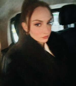 Başak Gümülcinelioğlu Instagram - #KülMasalıGala 🎻 

Her şey insanın dostum diyip güvenebildiği takım arkadaşlarında bitiyor. Bir tam günü bana ve mutluluğuma ayıran dostlarıma… 🤍

Styling • @dorukkakiz 
Hair • @atakangelisli 
Make up • @rufiyekalmazzz 

Her zaman olduğu gibi bu gece de beni yalnız bırakmayan @theofficialpandora ✨

İyi ki varsınız. 🫶🏻

#reklam