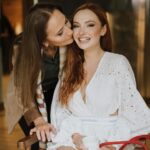 Başak Gümülcinelioğlu Instagram – Ben hayatta en çok seni görmeyi, sana dönmeyi, sana benzemeyi sevdiğimi fark ettim… İyi ki doğdun annem, hayatımın ilk şükür sebebi sensin. Varlığın paha biçilemez bir ışık, hayatlarımızın Neşesisin. Allah seni yanımızdan, canımızdan eksik etmesin 🤍 @nsgmlcnli 🧿 
(Son fotoğrafı içimiz ısınsın, yüzümüze bir gülücük gelsin, ne kadar şanslı olduğumuzu hatırlayalım diye koydum. Öyle yapalım 😌)