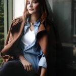 Başak Gümülcinelioğlu Instagram – Bugün #BirDerdimVar ın 4. Bölümü yayınlanıyor. Bu fotoğrafları dizimizi anlatmak için verdiğim röportajım için @cepliadam çekti. Öyle severek, inanarak, emek ederek çektiğimiz bir iş ki. İster 6 bölüm ister 60 bölüm sürsün. Her anından cebinize ve gönlünüze koyacağınız dersler çıkar, şifa bulursunuz… Her zaman arkasındayım, her zaman da olacağım. ♥️ @birderdimvardizi