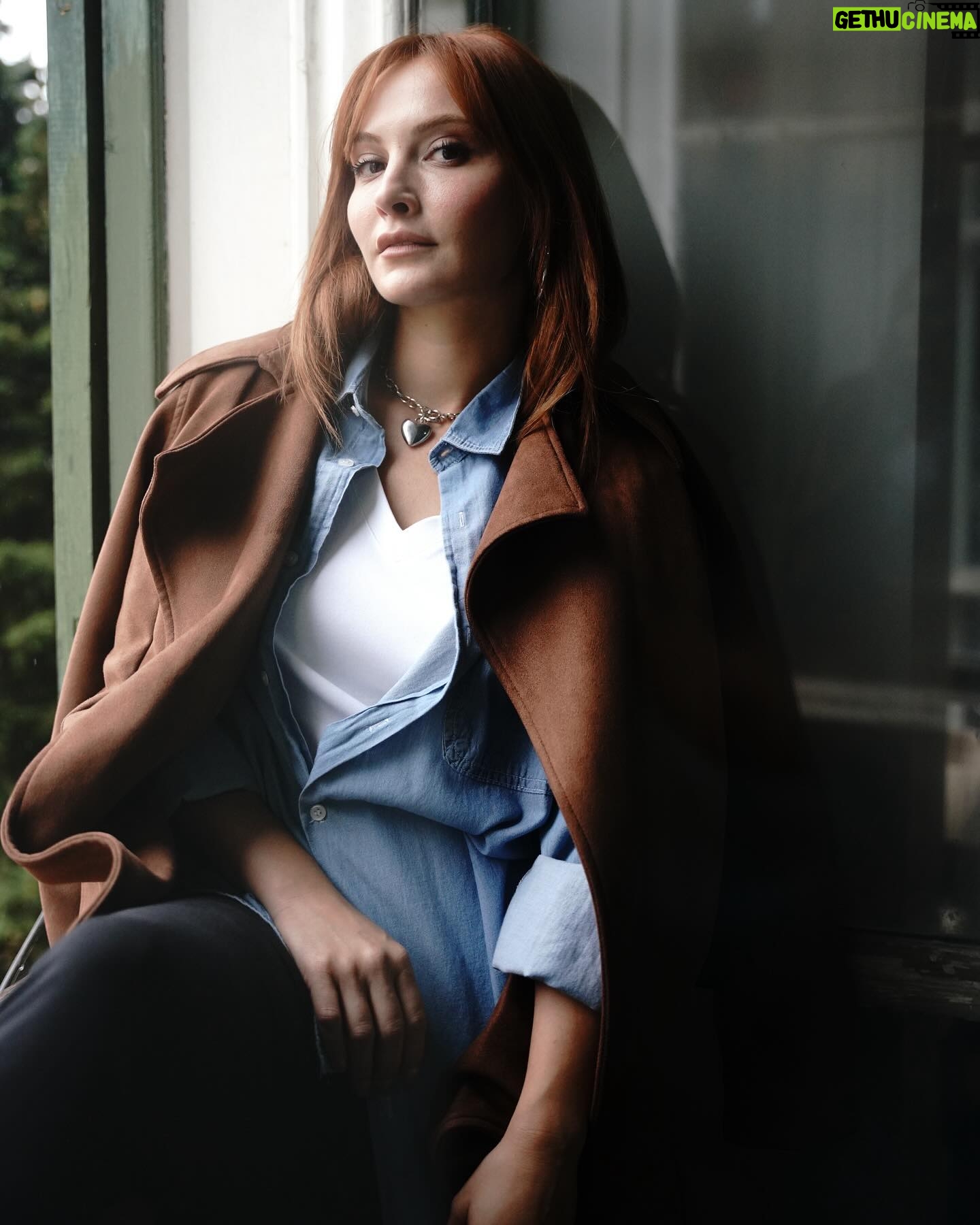 Başak Gümülcinelioğlu Instagram - Bugün #BirDerdimVar ın 4. Bölümü yayınlanıyor. Bu fotoğrafları dizimizi anlatmak için verdiğim röportajım için @cepliadam çekti. Öyle severek, inanarak, emek ederek çektiğimiz bir iş ki. İster 6 bölüm ister 60 bölüm sürsün. Her anından cebinize ve gönlünüze koyacağınız dersler çıkar, şifa bulursunuz… Her zaman arkasındayım, her zaman da olacağım. ♥️ @birderdimvardizi
