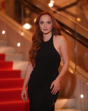 Başak Gümülcinelioğlu Instagram - Kadına ve dişil enerjiye bu kadar özen gösteren bir markanın , 10. Yıl ödüllerinin verildiği bu gecede bana (ve canım saçlarıma) “En güzel saç” ödülünü layık görerek, farklı olmanın bu kadar güçleştirildiği bir dünyada, siz, canım kızıl saçlarımı ve beni onurlandırdığınız, ve sevgiyle en güzelini hissettirdiğiniz için, teşekkür ederim… Ben , saçlarımın her teli ve kafamın içindekiler, onur duyduk 🧡 Emeği geçen herkese ve @bilgeozturkofficial sana, sevgiyle… 

@watsonsturkiye 🙏🏻

Bu akşam saçlarımı güzelleştiren ve bu yolda yıllardır hep benimle olan canım dostum @atakangelisli sana ve dostlarım @huseyinpolatofficial @hakangoleli size kocaman sarılıyorum. İyi ki varsınız 🙏🏻🤍 

(Marka geçtiği için #reklam yazmalıyım)