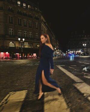 Başak Gümülcinelioğlu Instagram - From last night’s @dysonturkiye fam dinner for #DysonAirstraiLaunch at @coyaparisbeaupassage 🫶🏻 
@dysonbeauty 
Son fotoğraf bazı günahlar işlendiğinin kanıtıdır. 
Birazdan bu akşam için hazırlanmaya başlıyorum, bir hazırlık videosu çeksem mi🤍

Styling • @dorukkakiz @happytowear_ 
#reklam

Bu arada @cansuakinn seni fotoğraf gözünden ve yeteneğinden öperim arkadaşım 🧡