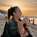 Başak Gümülcinelioğlu Instagram – Ben hayatta en çok seni görmeyi, sana dönmeyi, sana benzemeyi sevdiğimi fark ettim… İyi ki doğdun annem, hayatımın ilk şükür sebebi sensin. Varlığın paha biçilemez bir ışık, hayatlarımızın Neşesisin. Allah seni yanımızdan, canımızdan eksik etmesin 🤍 @nsgmlcnli 🧿 
(Son fotoğrafı içimiz ısınsın, yüzümüze bir gülücük gelsin, ne kadar şanslı olduğumuzu hatırlayalım diye koydum. Öyle yapalım 😌)