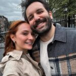 Başak Gümülcinelioğlu Instagram - Çağrıya tamamı sürpriz olan, benim de spontan yaptığım ilk tatil. Kendi kabuğumdan, köşelerimden, ezber bildiklerimden sıyrılmaya çalıştığım bir dönemdeyim, bu kadar özgür hissedeceğimi bilsem kendimi daha önce bırakırdım (sanırım). Son dakika setten 2-3 gün tatil verilince, gece çağrı uyurken çaktırmadan valiz hazırlayıp, komşuya şeker almaya gönderip biletler aldığım, annemleri (varolsunlar) bizim bebelere bakmaya ikna edip , çağrıyı da türlü oyunlarla arabaya atıp, havaalanına getirdiğim bir gün. Sürprizlere bayılırım, her türlüsüne, özellikle çağrının sürpriz dediğimdeki surat ifadesine :) Tüm yolum ve yokuşlarımda benle olduğun için teşekkür ederim canım sevgilim. Acıkın güneş açsa bi mükemmel olur gibi hissederdim ama madem köşelerimizden vazgeçiyoruz, ilk başarım yağmuru sevmeye başlamak. (Not: Yine de zaman zaman hissettiğim şey, son fotoğraf🫠)