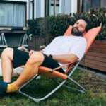 Başak Gümülcinelioğlu Instagram – Random Sunday. Çok sevdiğim her şey, kendi halimizdecilik, aile, yeşil, şükür 🫠🪬🌳 Aslında bir de Amsterdam dump gelirdi de, bugün pazar yani @isteksarkimusic günü, bugünün şarkısına odaklanalım istiyorum… Bizce çok özel 🤍🥹 #nelermümkün