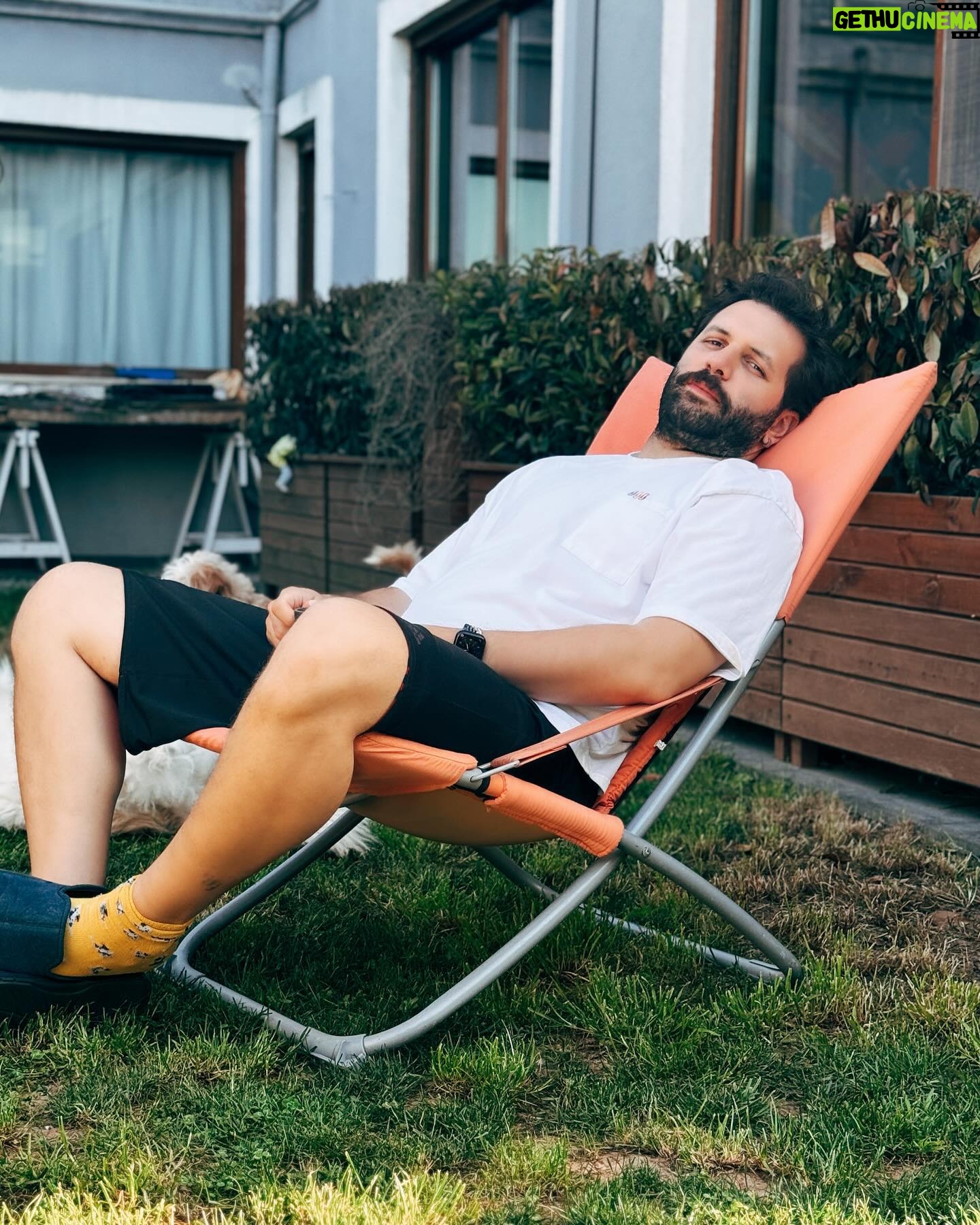 Başak Gümülcinelioğlu Instagram - Random Sunday. Çok sevdiğim her şey, kendi halimizdecilik, aile, yeşil, şükür 🫠🪬🌳 Aslında bir de Amsterdam dump gelirdi de, bugün pazar yani @isteksarkimusic günü, bugünün şarkısına odaklanalım istiyorum… Bizce çok özel 🤍🥹 #nelermümkün