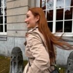 Başak Gümülcinelioğlu Instagram - Çağrıya tamamı sürpriz olan, benim de spontan yaptığım ilk tatil. Kendi kabuğumdan, köşelerimden, ezber bildiklerimden sıyrılmaya çalıştığım bir dönemdeyim, bu kadar özgür hissedeceğimi bilsem kendimi daha önce bırakırdım (sanırım). Son dakika setten 2-3 gün tatil verilince, gece çağrı uyurken çaktırmadan valiz hazırlayıp, komşuya şeker almaya gönderip biletler aldığım, annemleri (varolsunlar) bizim bebelere bakmaya ikna edip , çağrıyı da türlü oyunlarla arabaya atıp, havaalanına getirdiğim bir gün. Sürprizlere bayılırım, her türlüsüne, özellikle çağrının sürpriz dediğimdeki surat ifadesine :) Tüm yolum ve yokuşlarımda benle olduğun için teşekkür ederim canım sevgilim. Acıkın güneş açsa bi mükemmel olur gibi hissederdim ama madem köşelerimizden vazgeçiyoruz, ilk başarım yağmuru sevmeye başlamak. (Not: Yine de zaman zaman hissettiğim şey, son fotoğraf🫠)