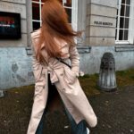 Başak Gümülcinelioğlu Instagram - Çağrıya tamamı sürpriz olan, benim de spontan yaptığım ilk tatil. Kendi kabuğumdan, köşelerimden, ezber bildiklerimden sıyrılmaya çalıştığım bir dönemdeyim, bu kadar özgür hissedeceğimi bilsem kendimi daha önce bırakırdım (sanırım). Son dakika setten 2-3 gün tatil verilince, gece çağrı uyurken çaktırmadan valiz hazırlayıp, komşuya şeker almaya gönderip biletler aldığım, annemleri (varolsunlar) bizim bebelere bakmaya ikna edip , çağrıyı da türlü oyunlarla arabaya atıp, havaalanına getirdiğim bir gün. Sürprizlere bayılırım, her türlüsüne, özellikle çağrının sürpriz dediğimdeki surat ifadesine :) Tüm yolum ve yokuşlarımda benle olduğun için teşekkür ederim canım sevgilim. Acıkın güneş açsa bi mükemmel olur gibi hissederdim ama madem köşelerimizden vazgeçiyoruz, ilk başarım yağmuru sevmeye başlamak. (Not: Yine de zaman zaman hissettiğim şey, son fotoğraf🫠)