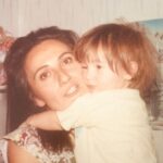 Başak Gümülcinelioğlu Instagram – Ben hayatta en çok seni görmeyi, sana dönmeyi, sana benzemeyi sevdiğimi fark ettim… İyi ki doğdun annem, hayatımın ilk şükür sebebi sensin. Varlığın paha biçilemez bir ışık, hayatlarımızın Neşesisin. Allah seni yanımızdan, canımızdan eksik etmesin 🤍 @nsgmlcnli 🧿 
(Son fotoğrafı içimiz ısınsın, yüzümüze bir gülücük gelsin, ne kadar şanslı olduğumuzu hatırlayalım diye koydum. Öyle yapalım 😌)