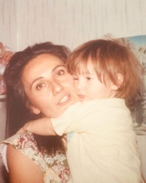 Başak Gümülcinelioğlu Instagram - Ben hayatta en çok seni görmeyi, sana dönmeyi, sana benzemeyi sevdiğimi fark ettim… İyi ki doğdun annem, hayatımın ilk şükür sebebi sensin. Varlığın paha biçilemez bir ışık, hayatlarımızın Neşesisin. Allah seni yanımızdan, canımızdan eksik etmesin 🤍 @nsgmlcnli 🧿 
(Son fotoğrafı içimiz ısınsın, yüzümüze bir gülücük gelsin, ne kadar şanslı olduğumuzu hatırlayalım diye koydum. Öyle yapalım 😌)