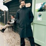 Başak Gümülcinelioğlu Instagram - Yel değirmenleri, rüzgar enerjisi, sürdürülebilir kaynaklar, dünya, yeşil renk, ve sadece yeşil renk, belki biraz siyah, birazcık da beyaz, turistik bir köy , ahşap ayakkabılar, her şeyli pancakeler, Çağrı’nın yemek heyecanı, peynirler peynirler, Henri Willig ve minik oğlu, kazlar, kuşlar, köpekler, doğal flora, orada yaşayan 7 aile ve 300 küsür kişi, yıllardır aynı meslekleri aynı kalite ve özenle devam ettirmek, Monet nin ruhunun dokunması ve boyadığı tek mavi ev, akordeon çalan müthiş tatlı amca ve arkadaşı çağrı, üzerine düşünülecek yüzlerce binlerce şey, rüzgar, kafayı yukarı kaldırarak yürümek ve her dakikasında uçmadığına şükreden ben. Dönüyoruz, tüm Amsterdam notlarımı bir post ve öne çıkanlar listesi yapacağıma dair söz vermiştim. Tutacağım, söz 🪬🤍