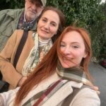 Başak Gümülcinelioğlu Instagram – Ben hayatta en çok seni görmeyi, sana dönmeyi, sana benzemeyi sevdiğimi fark ettim… İyi ki doğdun annem, hayatımın ilk şükür sebebi sensin. Varlığın paha biçilemez bir ışık, hayatlarımızın Neşesisin. Allah seni yanımızdan, canımızdan eksik etmesin 🤍 @nsgmlcnli 🧿 
(Son fotoğrafı içimiz ısınsın, yüzümüze bir gülücük gelsin, ne kadar şanslı olduğumuzu hatırlayalım diye koydum. Öyle yapalım 😌)