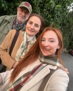 Başak Gümülcinelioğlu Instagram - Ben hayatta en çok seni görmeyi, sana dönmeyi, sana benzemeyi sevdiğimi fark ettim… İyi ki doğdun annem, hayatımın ilk şükür sebebi sensin. Varlığın paha biçilemez bir ışık, hayatlarımızın Neşesisin. Allah seni yanımızdan, canımızdan eksik etmesin 🤍 @nsgmlcnli 🧿 
(Son fotoğrafı içimiz ısınsın, yüzümüze bir gülücük gelsin, ne kadar şanslı olduğumuzu hatırlayalım diye koydum. Öyle yapalım 😌)