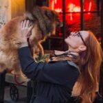 Başak Gümülcinelioğlu Instagram - Sen ve ben, 10 yıldır. En yakın arkadaşız. İyi ki varsın Ajom, bebeğim. Çoğu zaman bana ayakta durma, direnme, yola devam etme gücü verdin… Kahkahalarımı da , gözyaşlarımı da en çok sen gördün mesela, ve en çok da sen ağlamamam için patini uzattın ve yüzümü yaladın 😌 Sen, bugünkü Başak’ın en büyük parçasısın. Ve benim kalbim… 🦊 Biraz önce gözlerinin içine bakarak bunları söyledim. Bazen gözlerinin içine bakıyorum ve gözlerim doluyor. O kadar çok seviyorum seni. Belki birilerinin de bu dostluğu, Yol arkadaşlığını tatması için vesile oluruz diye buraya da yazıyorum. ❤️🥹🧿 En son fotoğraf da sürprizli 😌