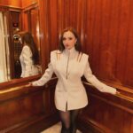 Başak Gümülcinelioğlu Instagram – Bugün bir kız çocuğu daha hayal kurmaktan korkmadığı için ödüllendirildi. Benim şahsi tarihimin en güzel günlerinden biri. Geç olsun güç olmasın demem hiç, her şey kendi zamanını kollar, bilirim. Bu yolculukta benimle, benim için ve benim gibi, inandıkları uğruna emek veren herkesin, emeği ömrüne bereketlensin. Bu ödülü bana layık gören herkese çok teşekkür ederim. Canım Yargı, canım ekip, canım Neva… 
Sevgiyle ✨

@ayakligazeteofficial 
Styling • @dorukkakiz 
Ceket • @meltemozbek 

Teşekkürler @ayakligazeteofficial , @ratalentmanagement @sefkatpeker 🤍