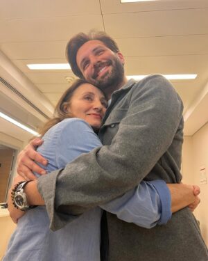 Başak Gümülcinelioğlu Instagram - Ben hayatta en çok seni görmeyi, sana dönmeyi, sana benzemeyi sevdiğimi fark ettim… İyi ki doğdun annem, hayatımın ilk şükür sebebi sensin. Varlığın paha biçilemez bir ışık, hayatlarımızın Neşesisin. Allah seni yanımızdan, canımızdan eksik etmesin 🤍 @nsgmlcnli 🧿 
(Son fotoğrafı içimiz ısınsın, yüzümüze bir gülücük gelsin, ne kadar şanslı olduğumuzu hatırlayalım diye koydum. Öyle yapalım 😌)