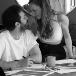 Başak Gümülcinelioğlu Instagram - Date Idea : Study together🧡 Bir süredir @ecenglish ‘in online programı @eclive.online ile İngilizcesini anadil haline getiriyor Çağrı. Bizde adettir birimiz bir şey yapınca diğeri muhakkak bir yerinden dahil olur, tutar bir köşesinden🤓 Konu dil ve konuşmak olunca hele ki ingilizce olunca ben hemen dahil oldum tabi, birlikte bu konuda çok şey yapar olduk. Bu bir tavsiyedir, özellikle dil öğrenmekten korkan, geç kaldığını düşünen, daha önce bir hüsrana uğramış her dilzede için :) Çünkü aslında başlamanın ne yaşı, ne zamanı var! Başlamak şimdi hemen 🤍 Bu fotoğraflar da biz ders çalışırken boş durmayıp eline hemen kamerasını alıp, bir ders saatini bile fotoğraf çekimine çeviren Sekomuz tarafından bize hediye edildi. Madem böyle güzel bir anımız oldu, biz de sizinle paylaşalım istedik! @serkanozturk___ 🤍 #reklam