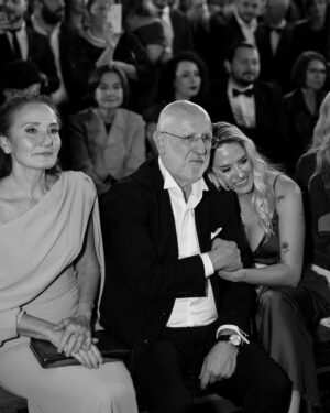 Başak Gümülcinelioğlu Instagram - Ben hayatta en çok seni görmeyi, sana dönmeyi, sana benzemeyi sevdiğimi fark ettim… İyi ki doğdun annem, hayatımın ilk şükür sebebi sensin. Varlığın paha biçilemez bir ışık, hayatlarımızın Neşesisin. Allah seni yanımızdan, canımızdan eksik etmesin 🤍 @nsgmlcnli 🧿 
(Son fotoğrafı içimiz ısınsın, yüzümüze bir gülücük gelsin, ne kadar şanslı olduğumuzu hatırlayalım diye koydum. Öyle yapalım 😌)