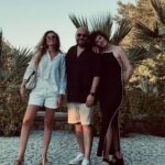 Başak Parlak Instagram – 2023’e veda albümü.. Ne zormuş koca bir sene içinden 10 tane fotoğraf seçebilmek.. Bir de hiç fena geçmemiş 2023, neşem yerinde, sevdiklerim yanımdaymış. Şükür.. 2024 hepimiz için hayal ettiğimizden daha güzel geçsin. İyi seneler 🎄🎉🥂
