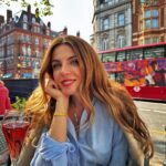 Başak Parlak Instagram - Londra’da güneşli bi gün yakalamışızdır 🥹🎊🎉