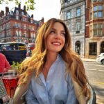 Başak Parlak Instagram - Londra’da güneşli bi gün yakalamışızdır 🥹🎊🎉
