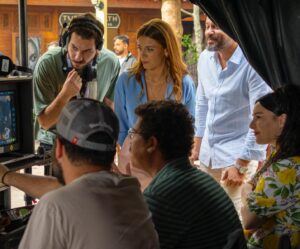 Başak Parlak Instagram - “Mutluyuz” hatırası ❤️
Çok keyifle çalıştığımız muhteşem bir setti, an itibariyle vizyondayız. Sinemaya bekliyoruz. 🎉 @mutluyuzfilm