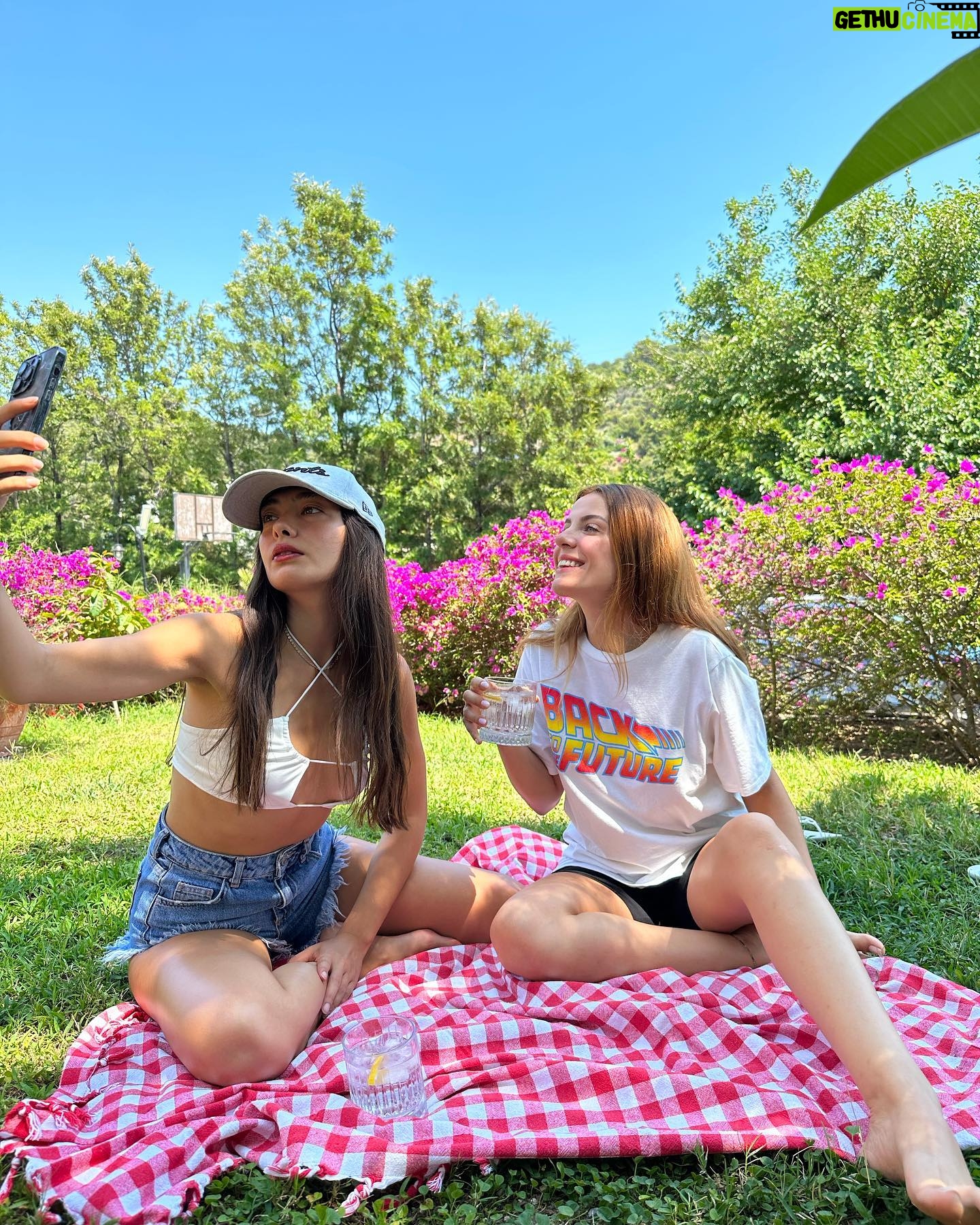 Başak Parlak Instagram - Neşeme neşe katan, hep 🥂 @neslihanatagul