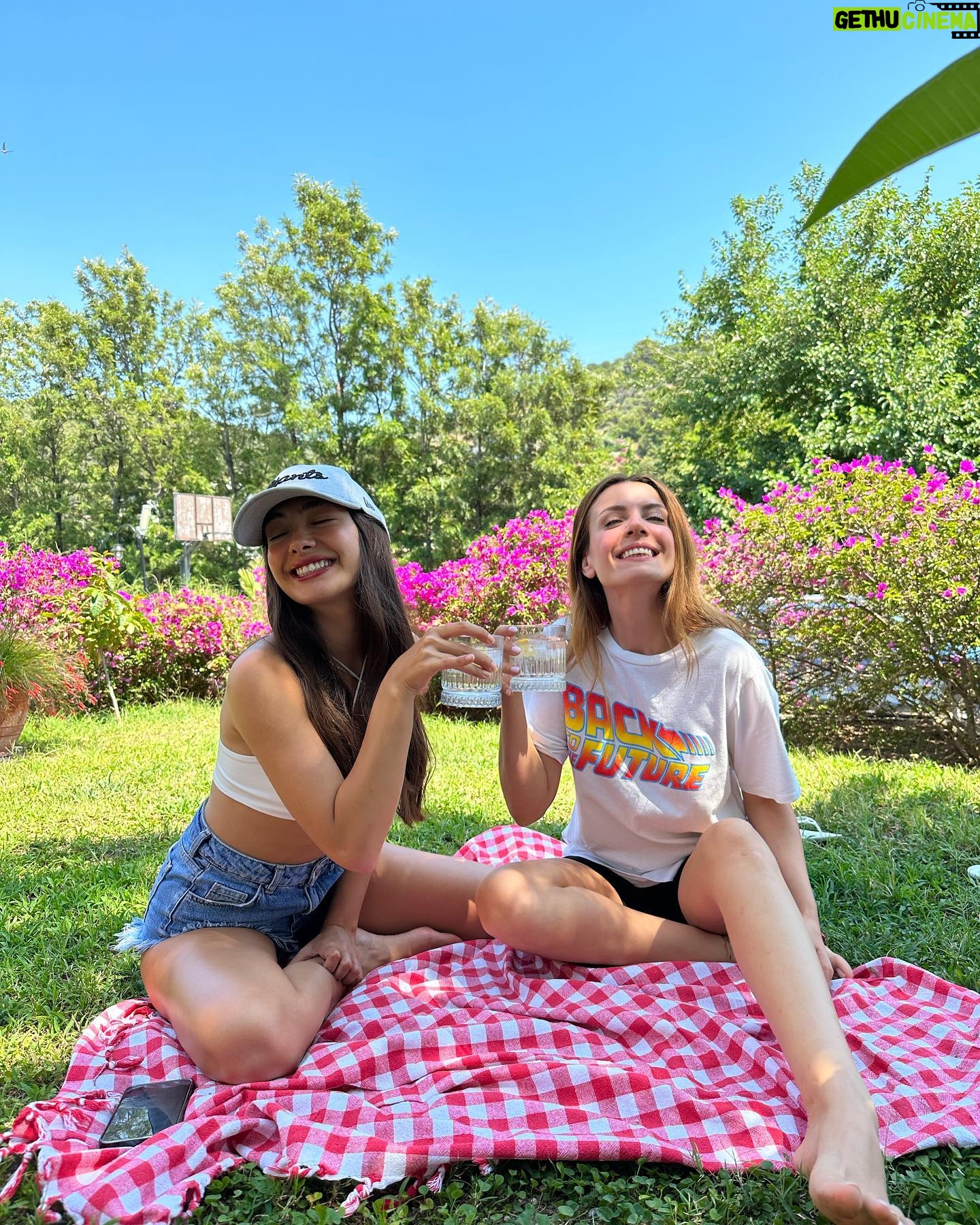 Başak Parlak Instagram - Neşeme neşe katan, hep 🥂 @neslihanatagul