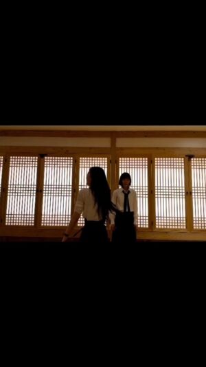 Bae Doona Instagram - 쭈니와 유진스

#Repost @mmmoone_
・・・
유진스, 버텨어어어어!

정회린 @gather_light 선생님의 특강!

촬영 김수정 @k__soojeong 
조감독 김한샘 @toa0106