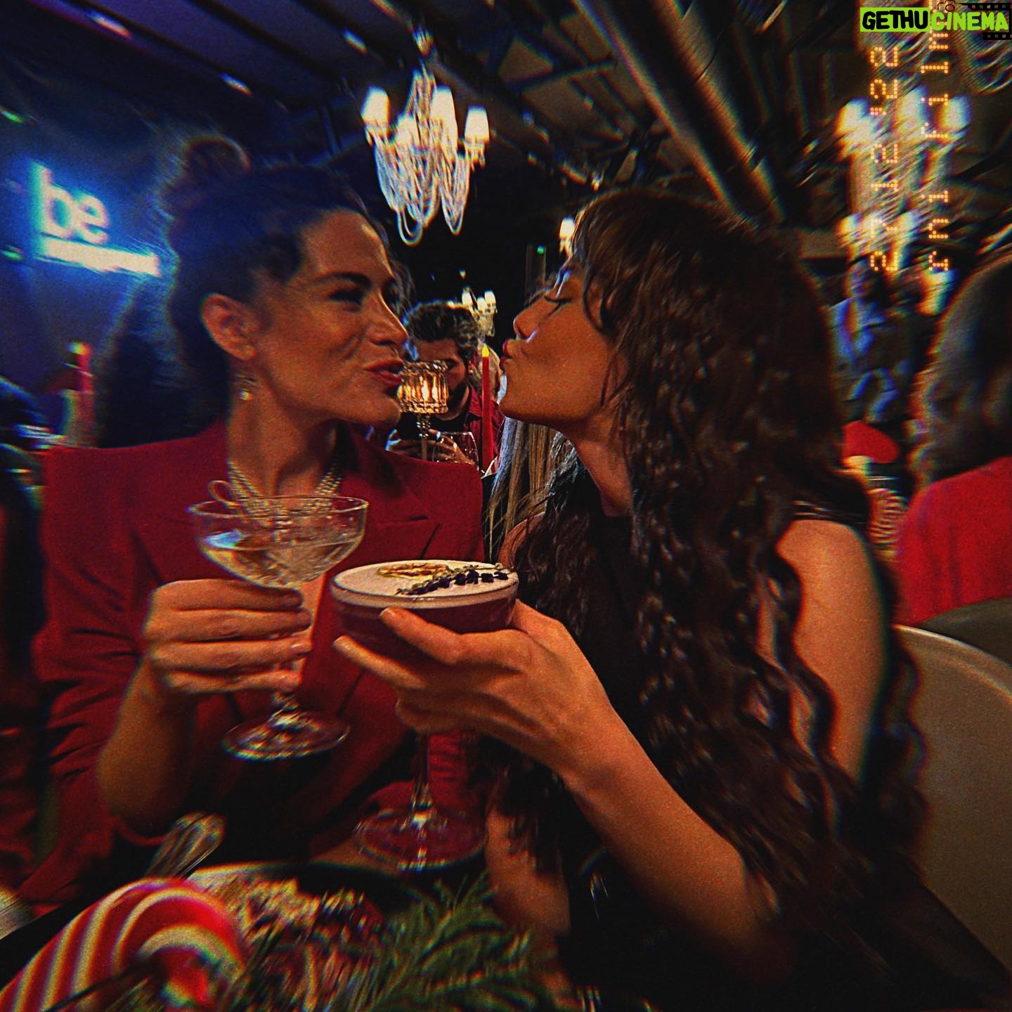 Bahar Şahin Instagram - Bırakın karanlık geceleri güzel kadınlar aydınlatsın ✨♥️
